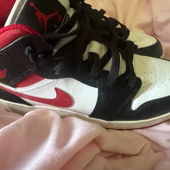 Jordan 1s mid. - Picture 2 of 6